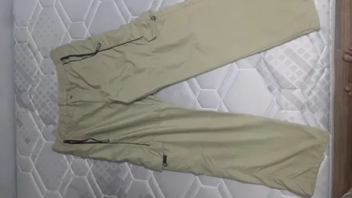 calça bege skate
