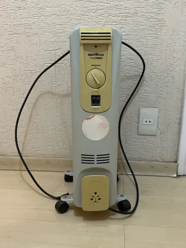 Aquecedor elétrico Britânia AB1500 com óleo 