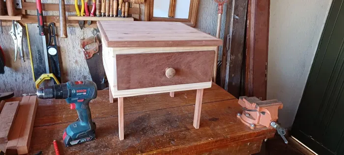 Mesa de cabeceira com Gaveta - Madeira Maciça
