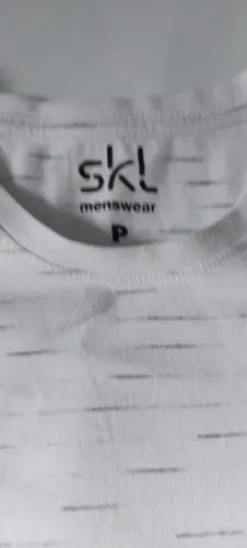 Camiseta Infantil Marca SKL Menswear tam P Cor Branca c/detalhes - Em Bom Estado