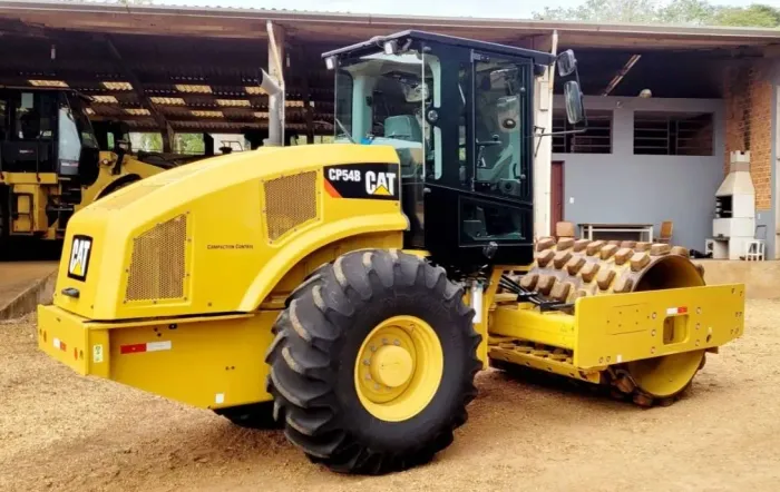 Rolo Compactador Caterpillar CP54B