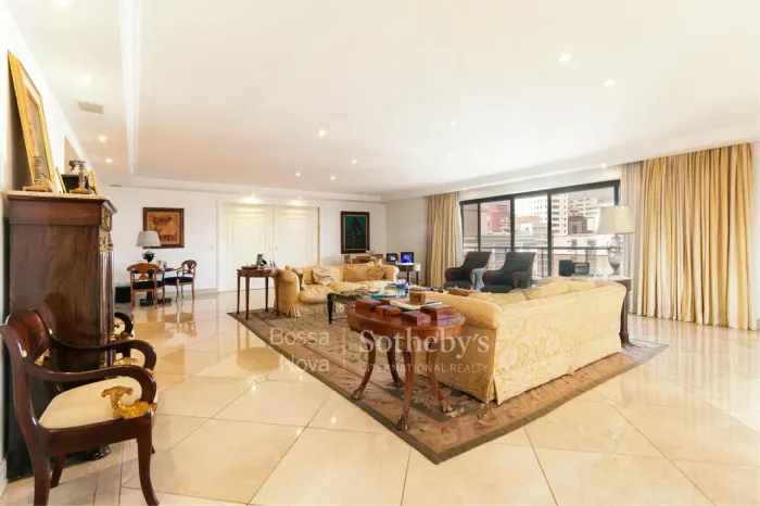 Apartamento amplo em rua cobiçada