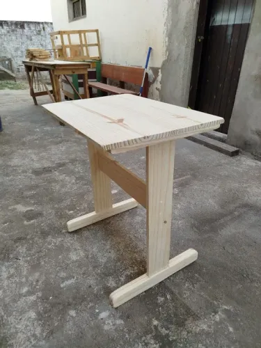 MESA DE PINUS  COMPACTA E SIMPLES