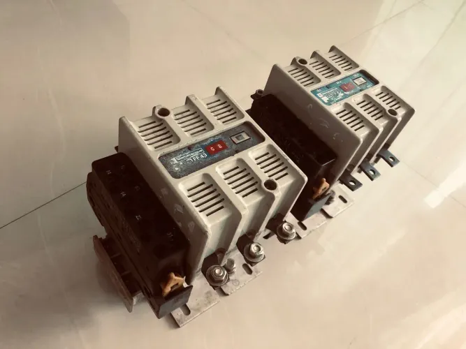Contator: LC1 FF43 cada unidade<br>Marca: Telemecanique