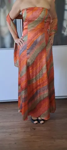 Vestido de festa com echarpe em seda amassada. Marca 2 tempos. Tamanho P