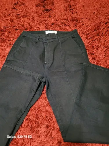 Calça Jeans azul marinho com corte estilo social, com bolso faca e vinco.