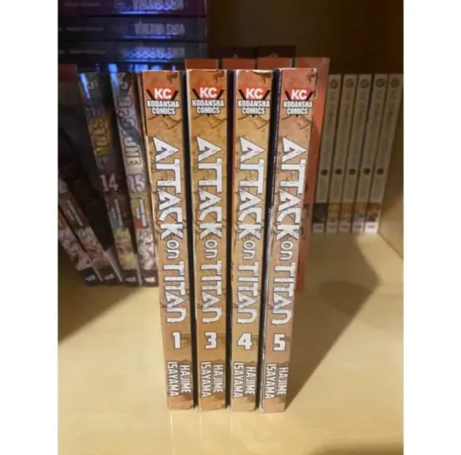 Attack on Titan - Volumes 1, 3, 4 e 5 (ingles)