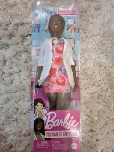 Boneca Barbie you can be Profissoes Medica Negra