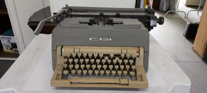 Máquina de escrever Olivetti Linea 98 Antiga No Estado (Usado) - COLECIONADOR