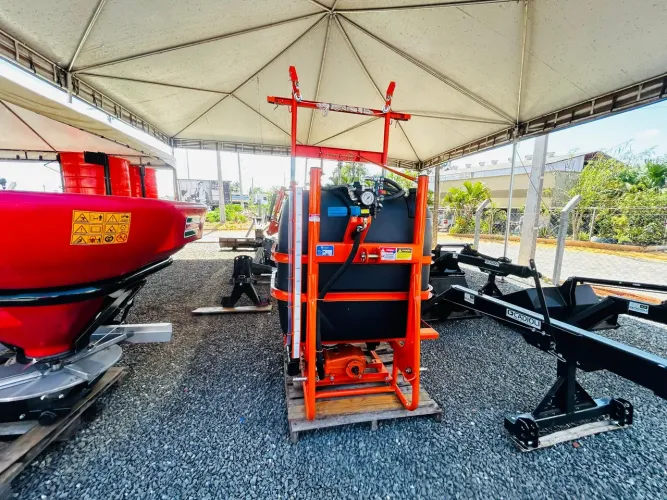 Pulverizador Agricola 600 LTS C/ barra de 12 mts