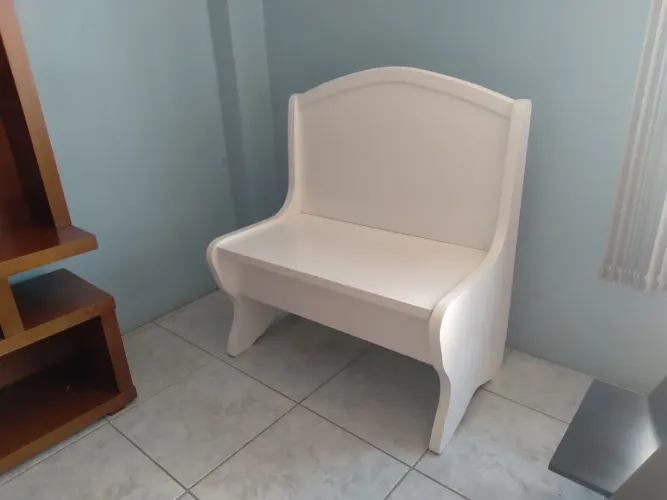 Banco de madeira branco