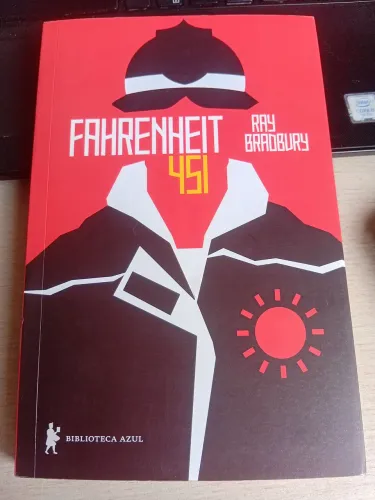 Livro Fahrenheit 451 em excelente estado.