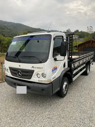 Accelo 815 carroceria