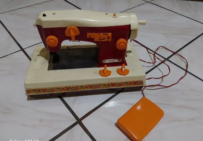 Mini Máquina de Costura Infantil Antiga