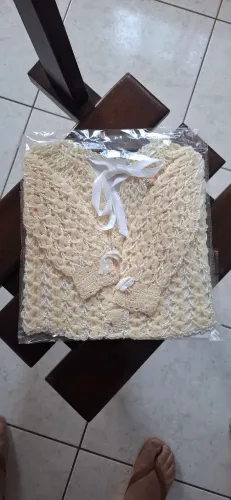 Casaquinho luvinhas e sapatinhos de lã linha cintilante Delicado p/ Bebê. Sem uso.