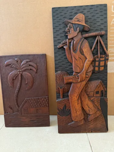 Quadro de madeira entalhado a mão 