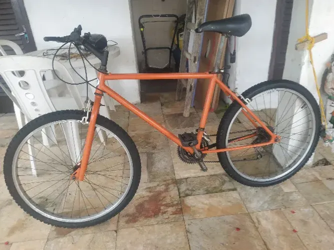 Bicicleta no estilo MTB com marchas