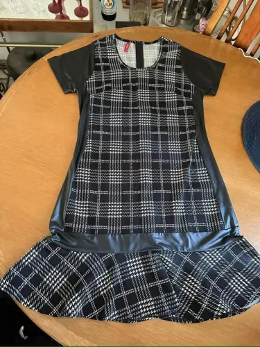 Vestido preto e branco com detalhes em courino