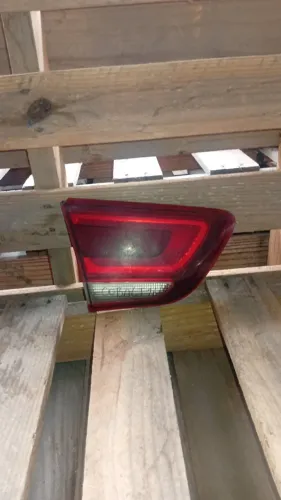 LANTERNA TRASEIRA ESQUERDA CHEVROLET COBALT LTZ 17/19 COM DETALHE 