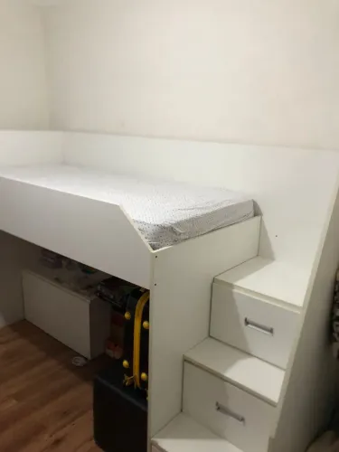 Cama suspensa de solteiro