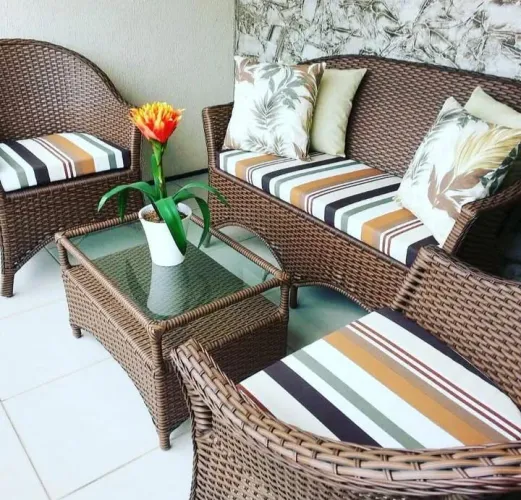 Conjunto de Sofá, Poltrona e Mesa de Centro em Vime