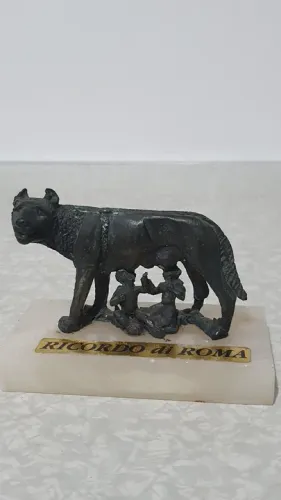 Escultura de Lobo Romano em petit bronze base em mármore