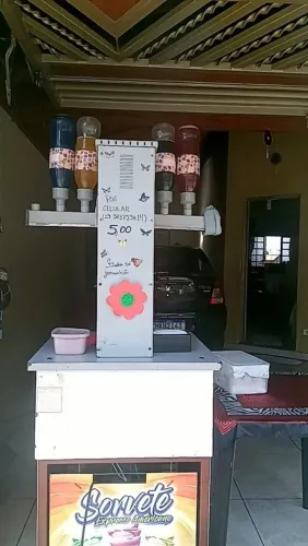 Máquina de sorvete e bebidas