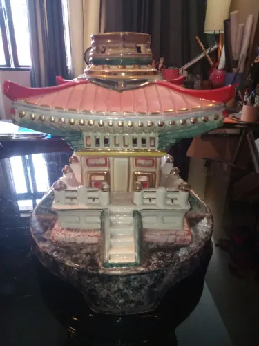 Lanterna japone em porcelana.