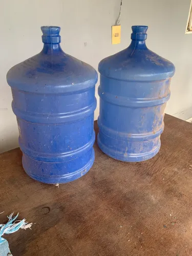 Vendo 2 vasilhames de água 20 l