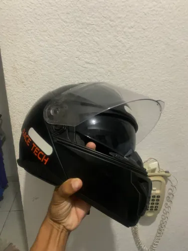Capacete Race tech preto com óculos 