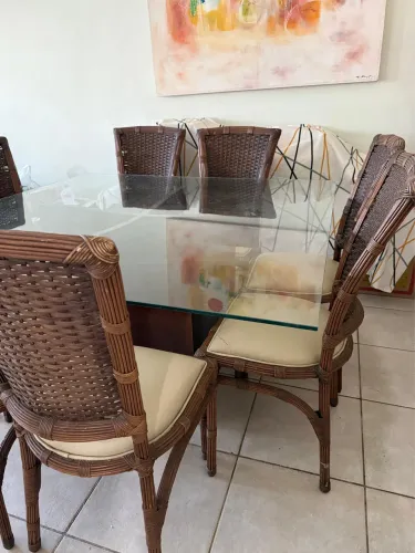 Mesa de 8 lugares, tampo de vidro, base em madeira com 8 cadeiras em rattan