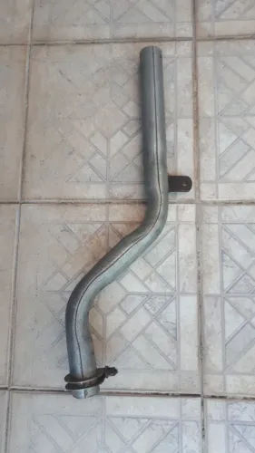 Caninho artesanal seguindo as curvas do escape e ponto de fixação original com abraçadeira