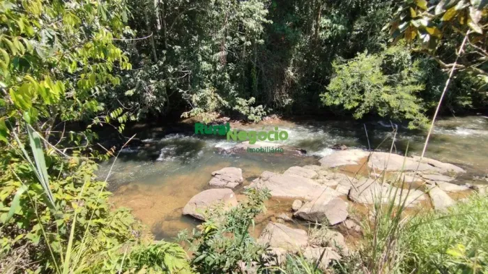 SÍTIO COM RIO DE ÁGUAS CRISTALINAS E ACESSO FÁCIL EM QUELUZ
