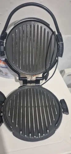 Grill elétrico em perfeito funcionamento e em ótimo estado de conservação.