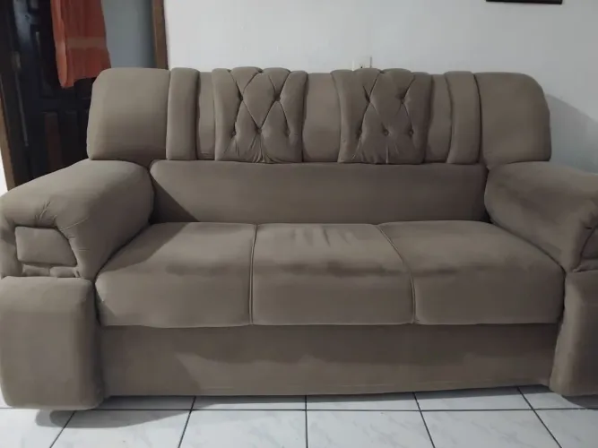 Vendo Sofá 03 lugares seminovo muito bem conservado.