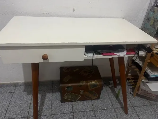 Escrivaninha branca usada 