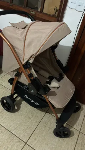 Carrinho com bebê conforto