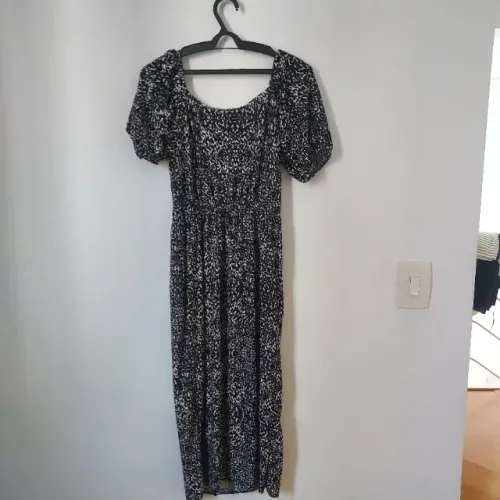 Vestido estampado, de tecido leve, cai bem no corpo, no tamanho M. Tbm serve para a noite
