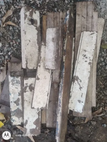 Pedaços de madeira de angelim, Massaranduba, embuia entre outras 