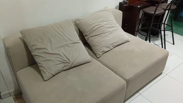 02 Poltronas com revestimento em suede, 1,10cm de comprimento por 0,85cm de largura, cada.