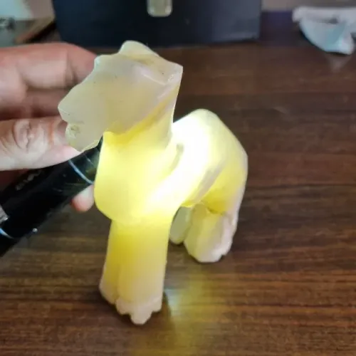 Escultura artesanal egípcia em pedra alabastro