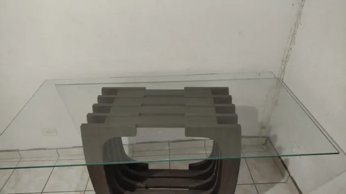Mesa de jantar com base de MDF