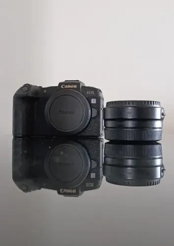 Câmera Canon EOS RP com adaptador