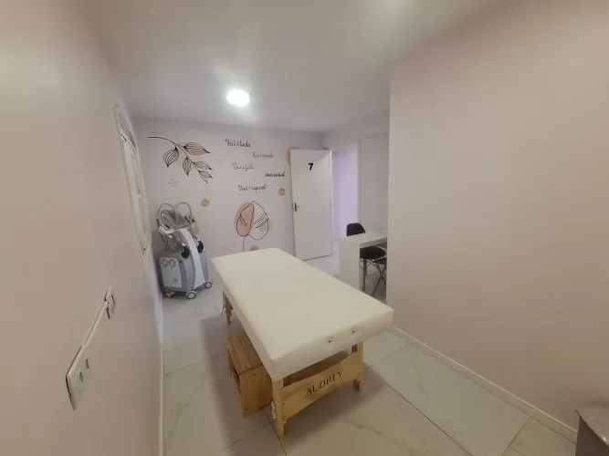 Sala Equipada com Maca e Cadeiras para Locação no Centro Clínico Lenuve | R$ 1.200 com tud