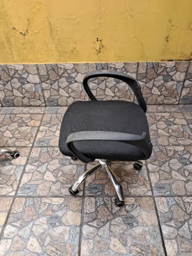 Cadeira de Escritório sem encosto, em excelente estado