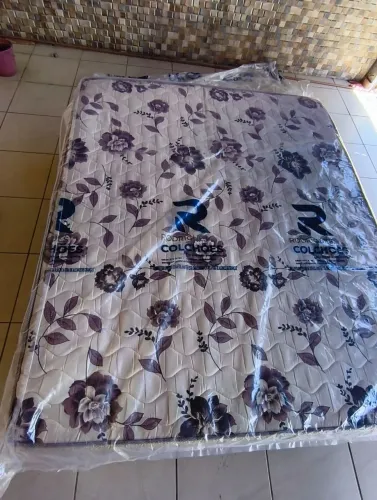 CAMA QUEEN EM ÓTIMO ESTADO