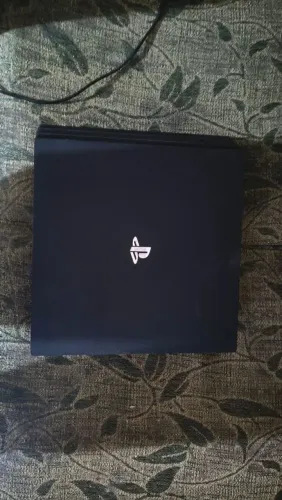 Vende-se PS4 pro , vem com defeito o na entrada hdmi