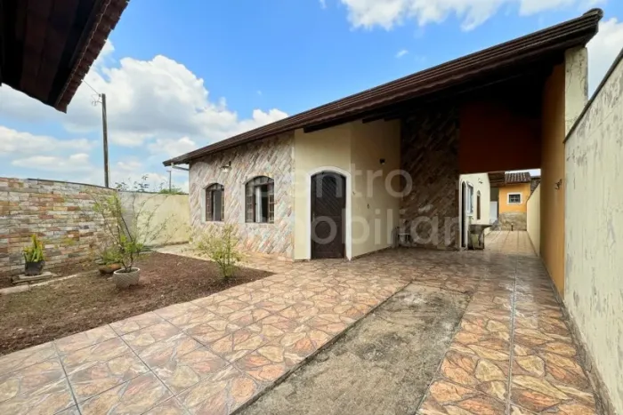 CASA à venda com piscina e 3 quartos em Peruíbe, no bairro Jardim Sao Luiz