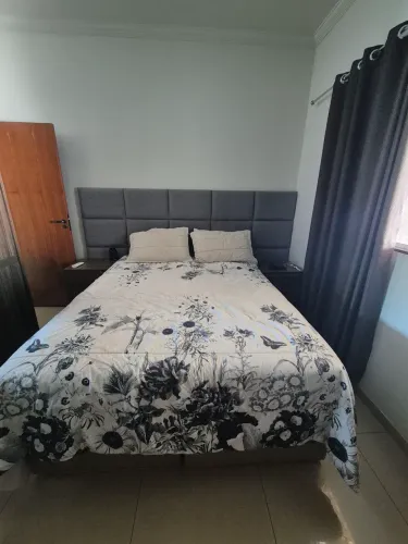 Cama Queen com cabeceira 