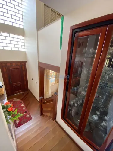 CASA COM 4 QUARTOS, VARANDA E 4 VAGAS NO BAIRRO DONA CLARA - REGIÃO DO JARAGUÁ